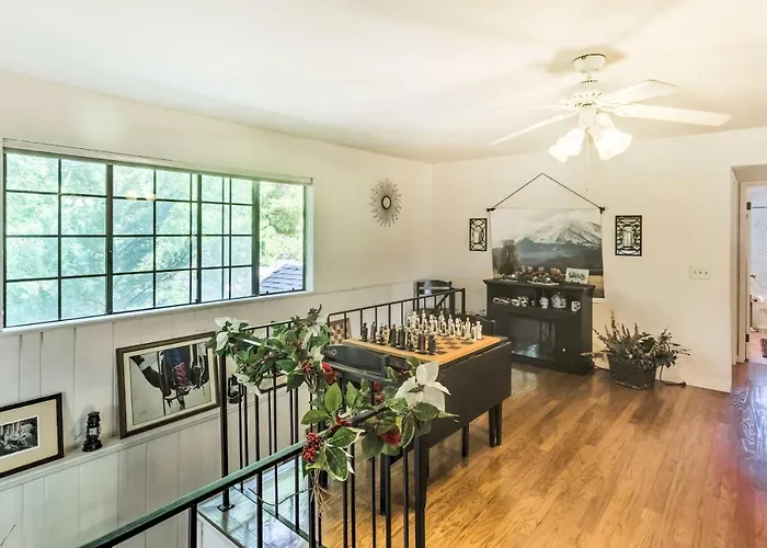Patio & Yard: Dtwn Home! Holiday home Cottonwood