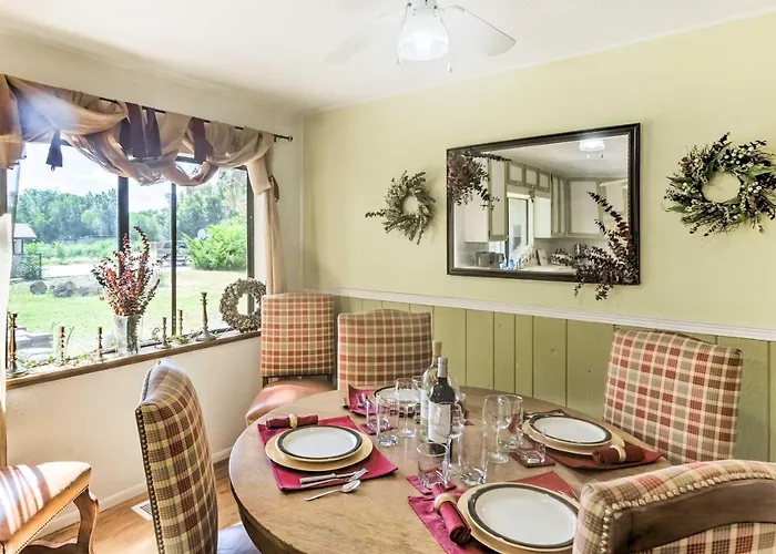 Patio & Yard: Dtwn Home! Holiday home Cottonwood