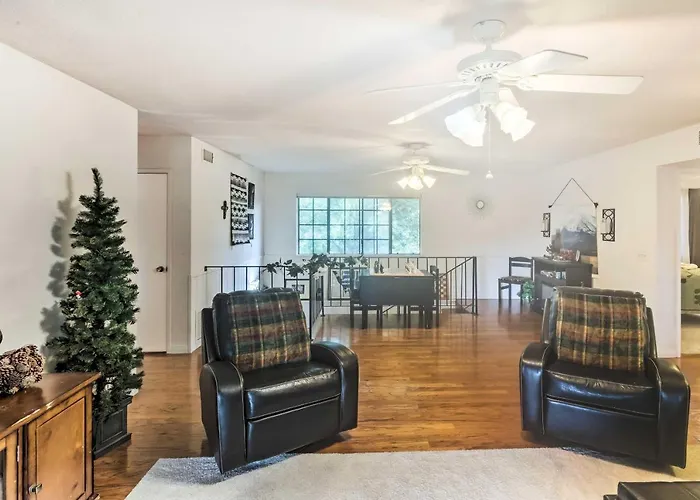 Patio & Yard: Dtwn Home! Holiday home