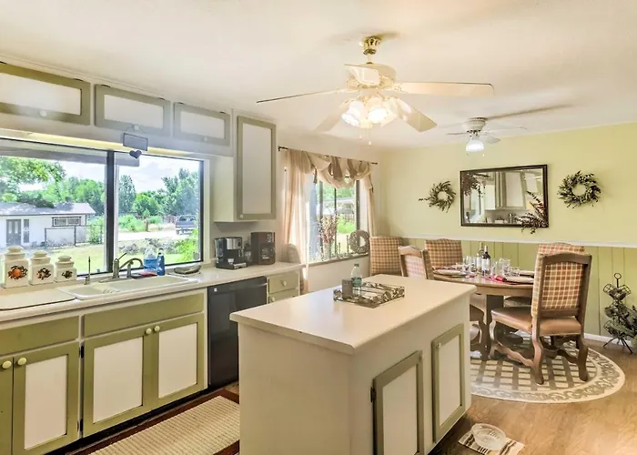 Patio & Yard: Dtwn Home! Holiday home