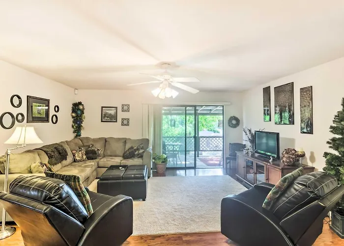 Patio & Yard: Dtwn Home! Holiday home