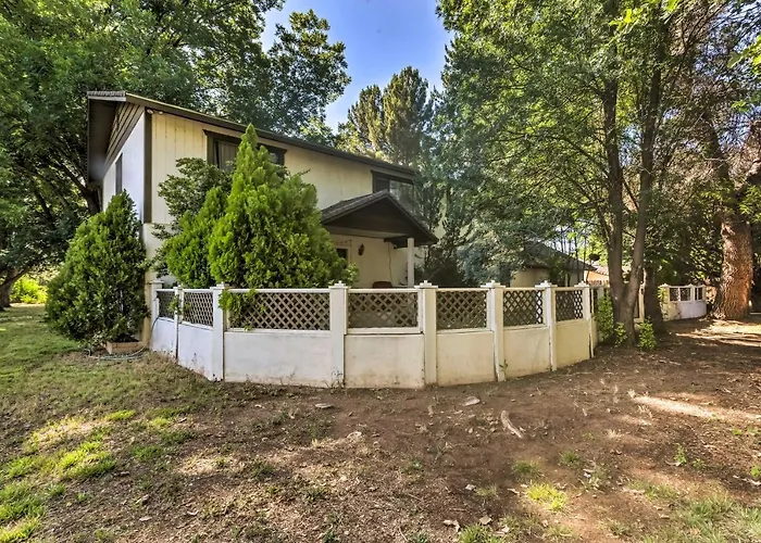 Patio & Yard: Dtwn Home! Holiday home