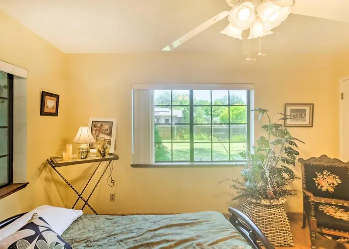 Patio & Yard: Dtwn Home! Holiday home *