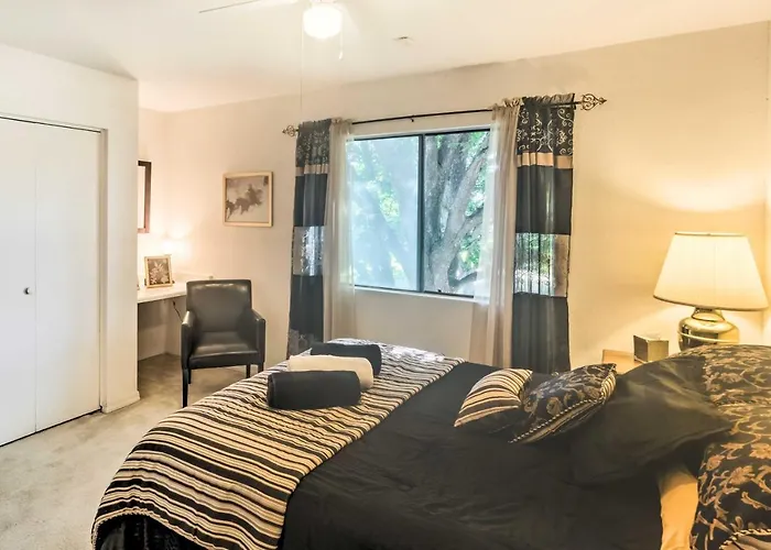 Patio & Yard: Dtwn Home! Holiday home *