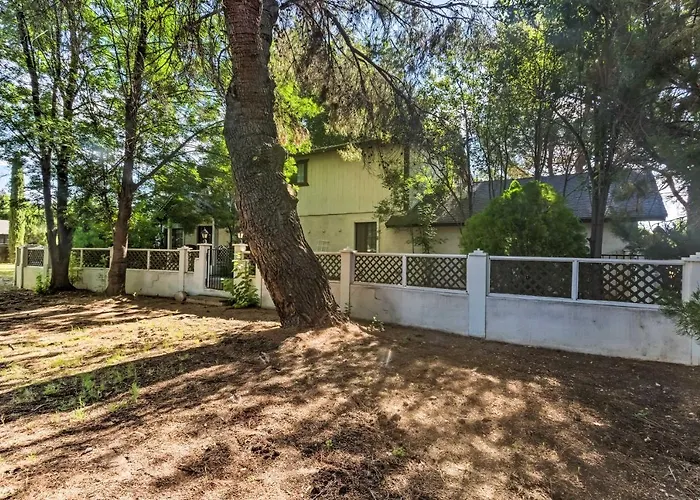 Patio & Yard: Dtwn Home! Holiday home Cottonwood