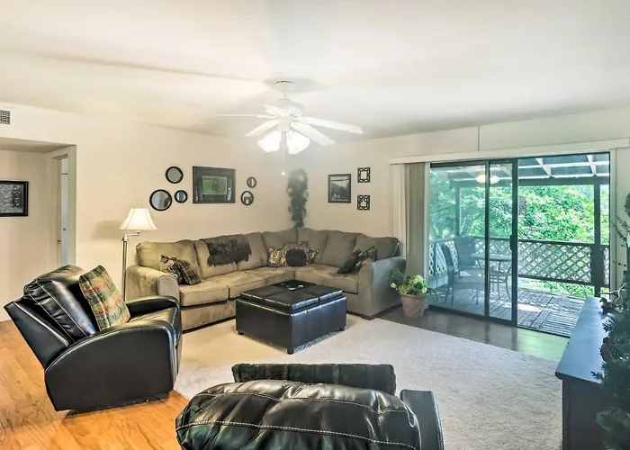 Patio & Yard: Dtwn Home! Holiday home